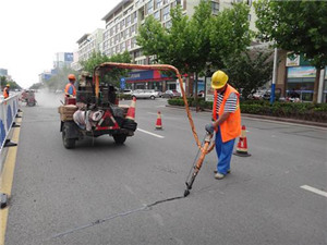 瀝青路面灌縫膠成為道路裂縫修補不可或缺的產品