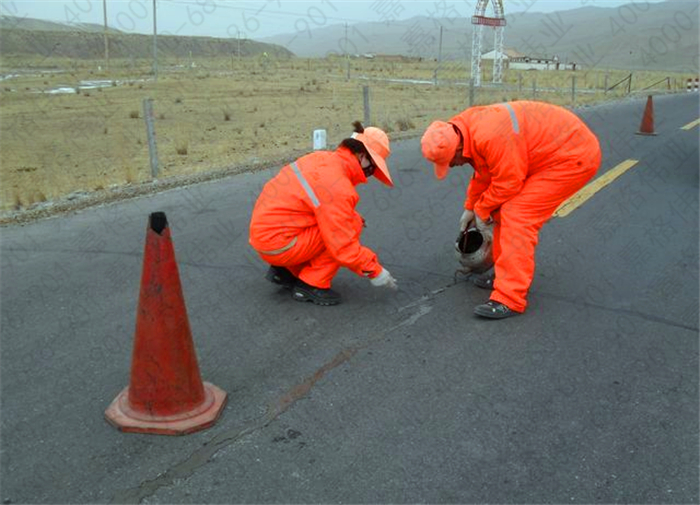 公路裂縫修補(bǔ)用的防水油膏和灌縫瀝青區(qū)別在哪里？