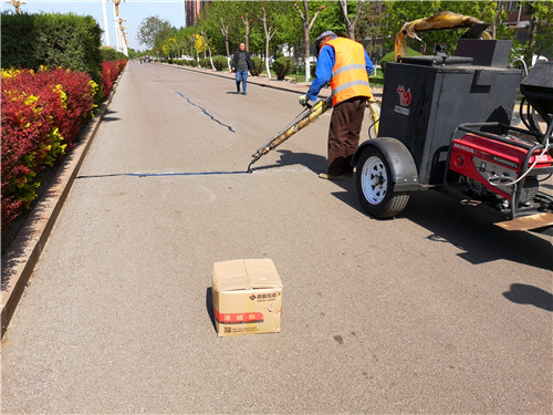 道路出現裂縫，公路灌縫膠是怎么和工人一起完成修補的呢？