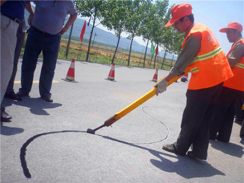 嘉格瀝青道路灌封膠的灌縫施工工藝